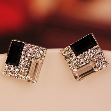 Generous Square Shape Female Diamante Vogue Ear Stud